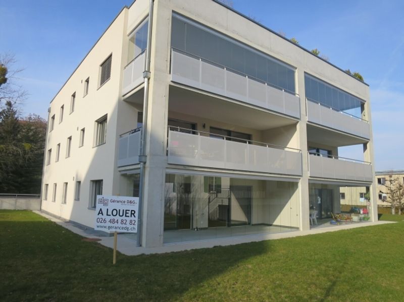 Parkplatz mit Ladestation im Quartier Jura/Fribourg - 1