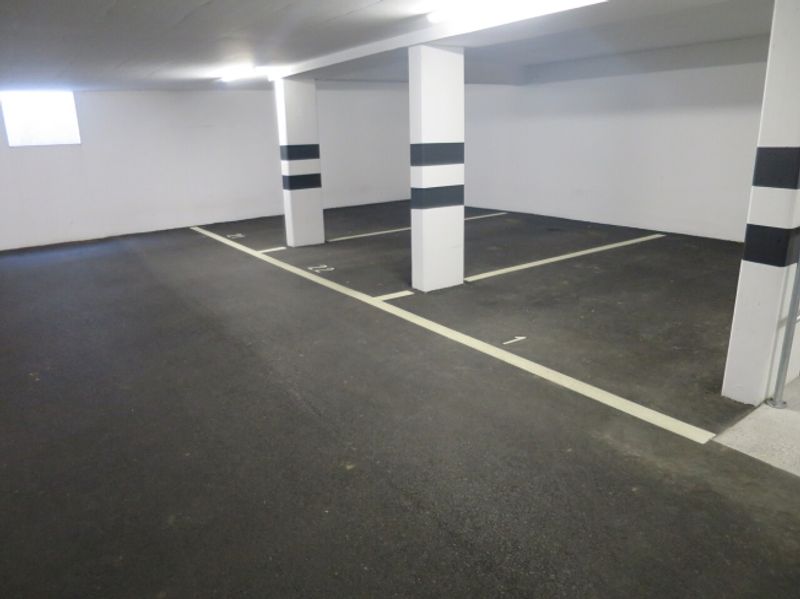 Parkplatz mit Ladestation im Quartier Jura/Fribourg - 2