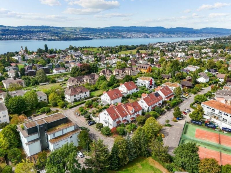 Grosszügiges Eckhaus mit viel Raum für die ganze Familie - 1