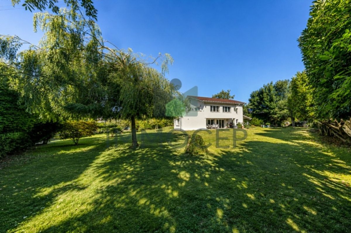 Freistehendes Haus mit 5 geräumigen Schlafzimmern und grossem Grundstück in Founex - 0