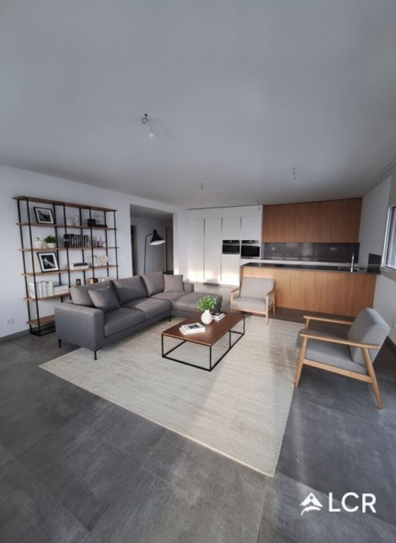 Prächtige Wohnung mit 4,5 P / 3 CHB / 2 Badezimmern / 1 Balkon / 2 Parkplätze - 1