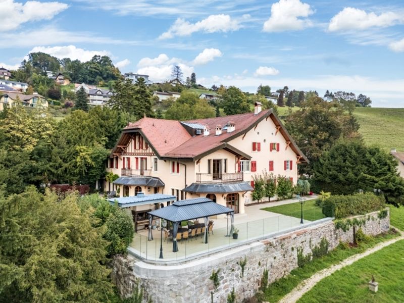 AUSSERGEWÖHNLICHES ANWESEN MIT PANORAMABLICK AUF DEN SEE - 2