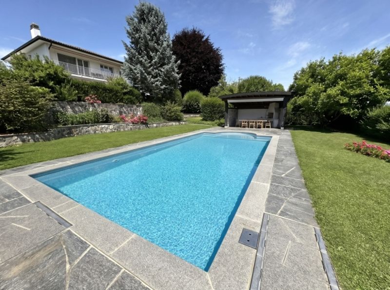 Anwesen mit zwei 4,5 Zimmerwohnungen, grossem Garten und Swimmingpool - 1
