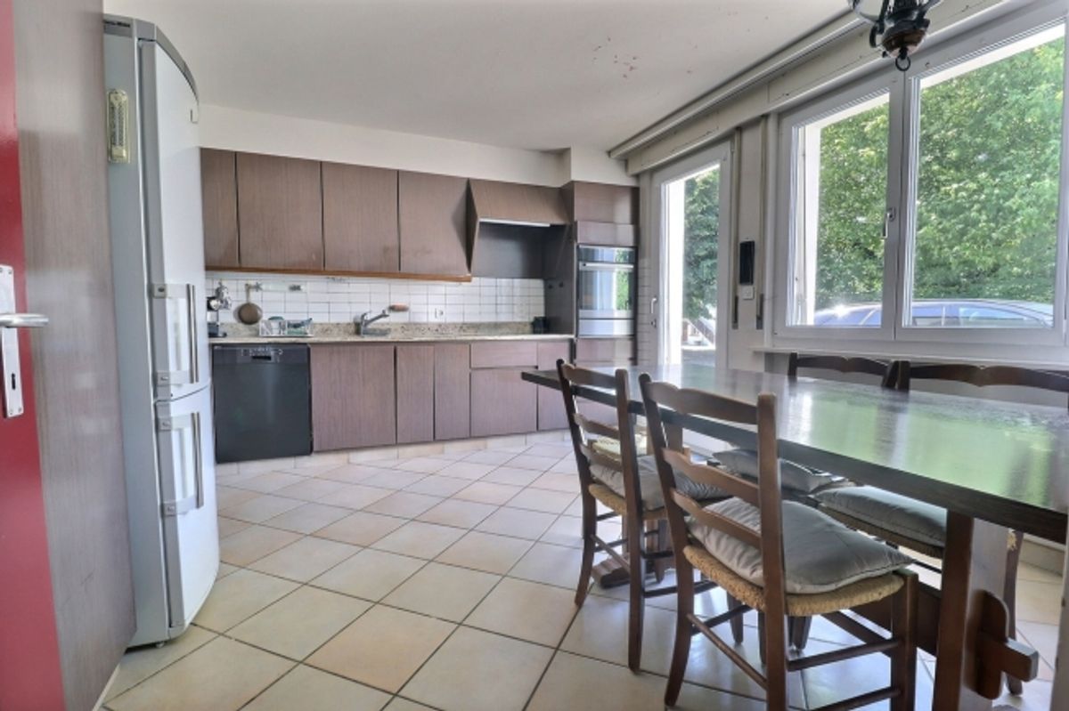 Anwesen mit zwei 4,5 Zimmerwohnungen, grossem Garten und Swimmingpool - 8