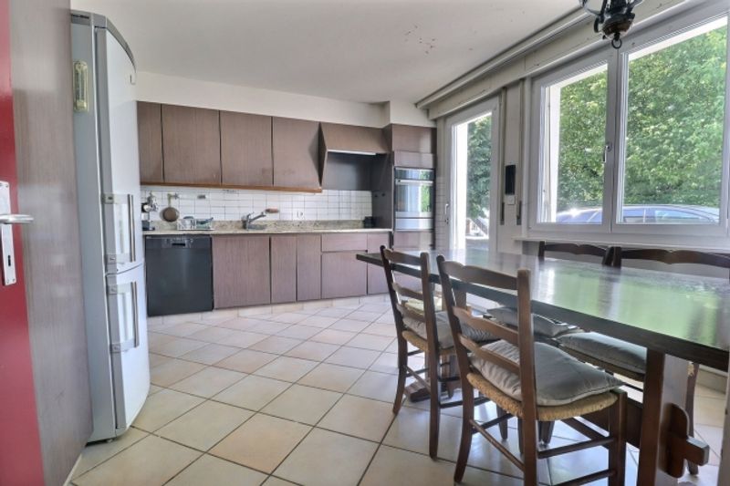 Anwesen mit zwei 4,5 Zimmerwohnungen, grossem Garten und Swimmingpool - 9