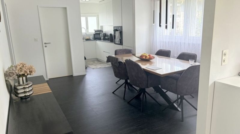 Attraktives Zweifamilienhaus in der Zone W3 - 8