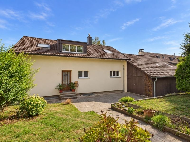 6-Zimmer-Einfamilienhaus mit 1712m² Grundstück und grossem Entwicklungspotential - 1