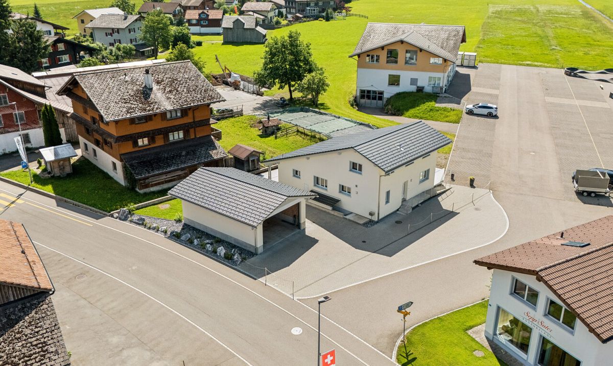 Einfamilienhaus mit über 260 m² Nutzfläche und grosser Garage - 0