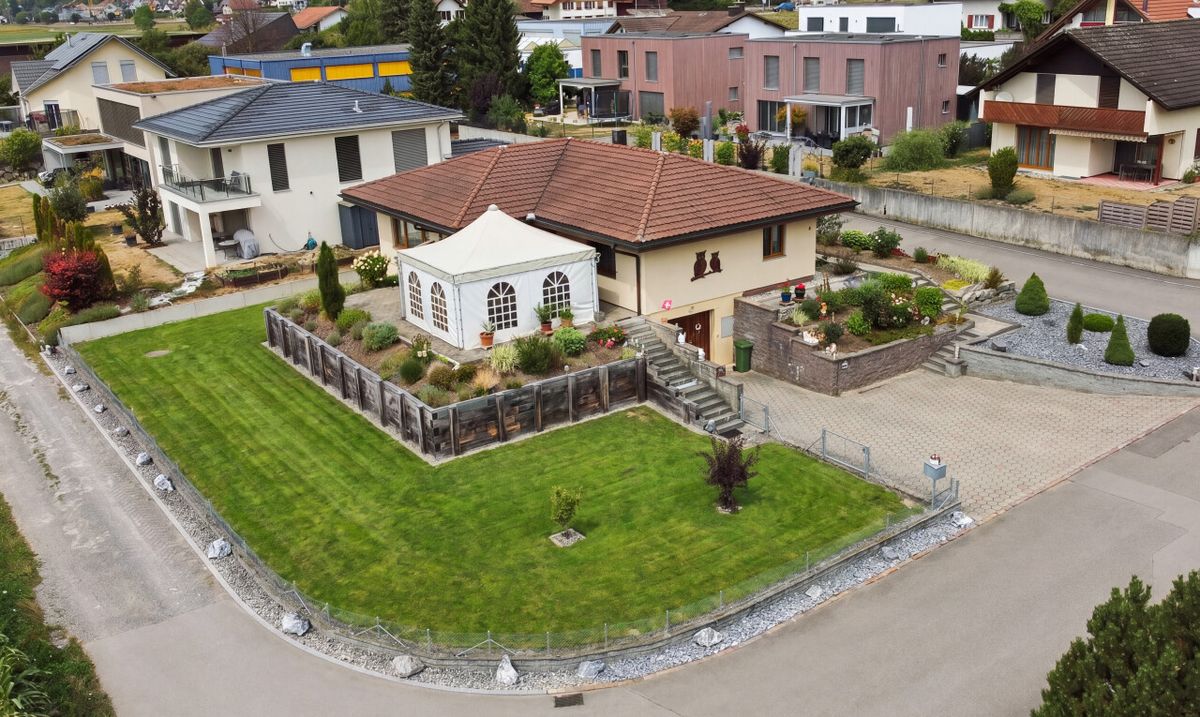 Grosszügiges 5-Zi-Einfamilienhaus mit grossem Grundstück und Weitsicht - 0