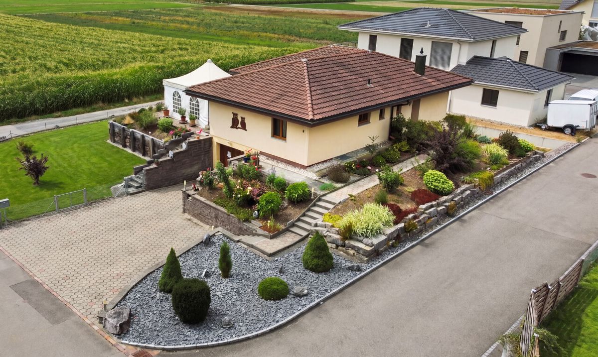 Grosszügiges 5-Zi-Einfamilienhaus mit grossem Grundstück und Weitsicht - 1