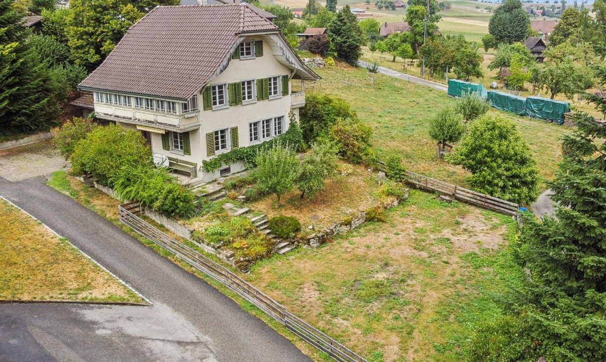 5.5-Zimmer-Einfamilienhaus mit grossem Grundstück und viel Potenzial - 0