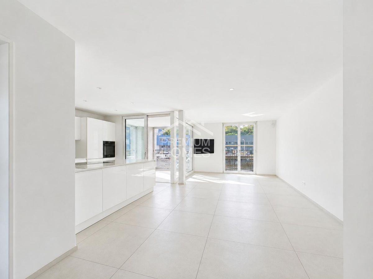 Licht, Design & Komfort - moderne Wohnung mit Loggia - 0
