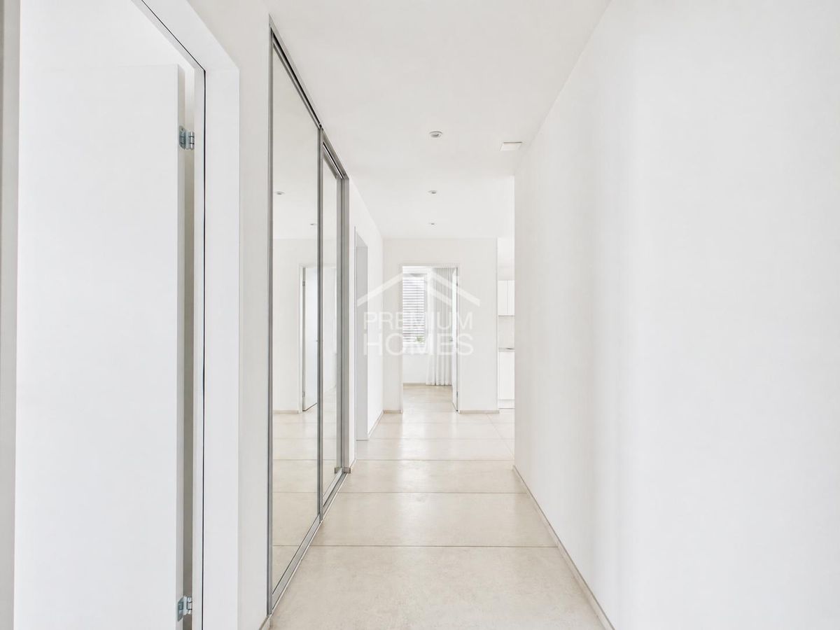 Licht, Design & Komfort - moderne Wohnung mit Loggia - 1
