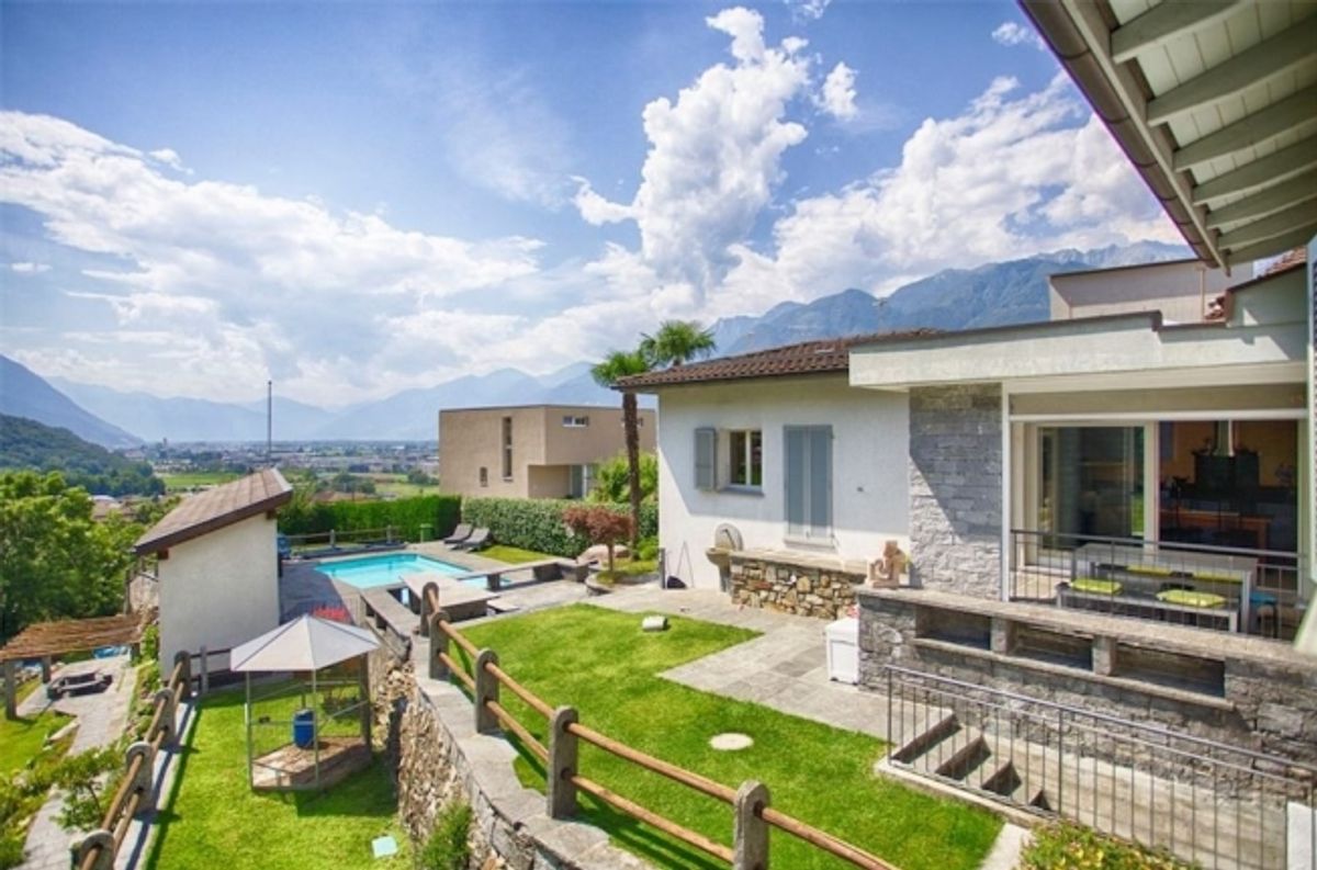 Elegante villa monofamiliare con 7 camere e piscina in zona panoramica - 0