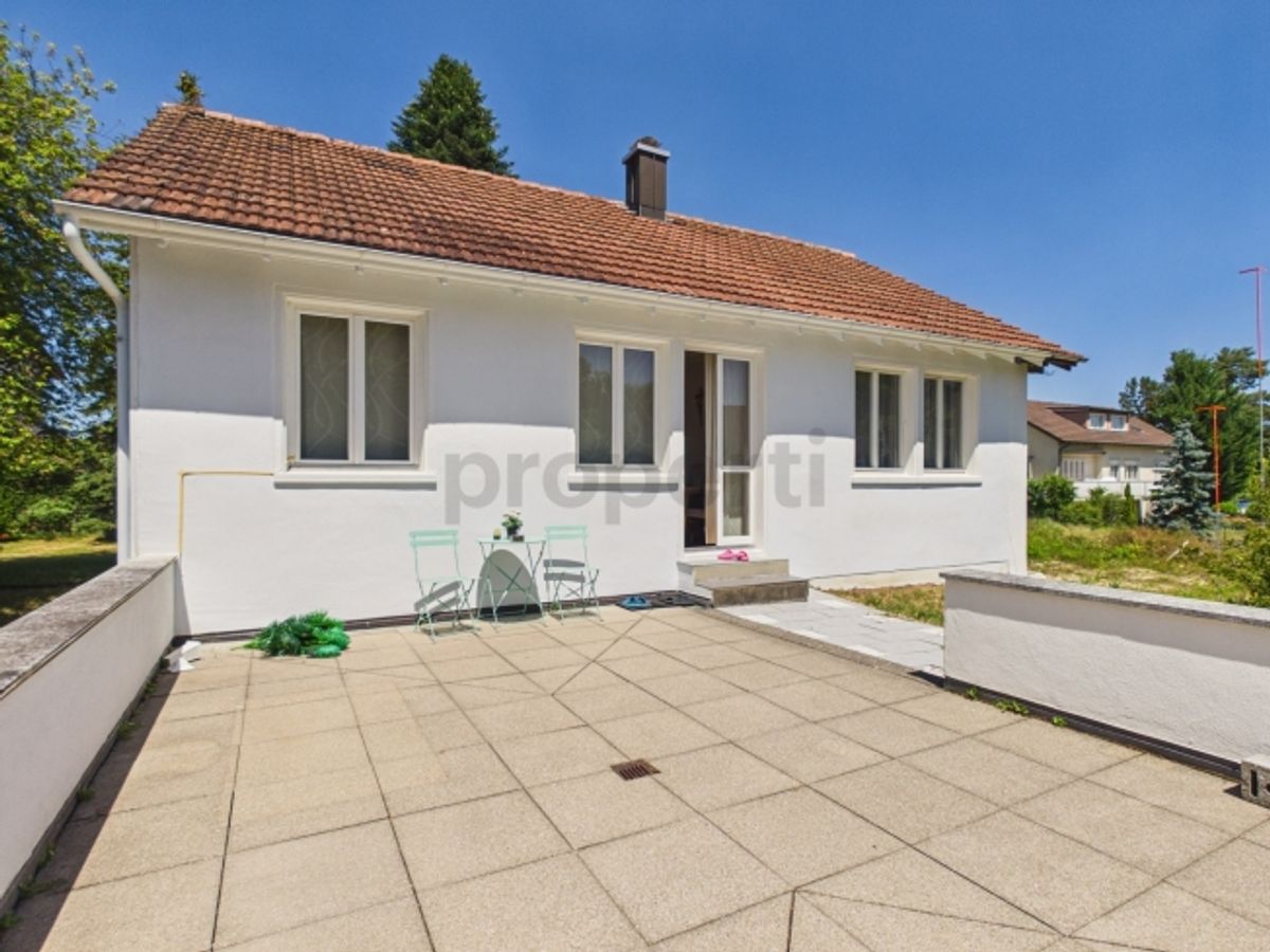 Grosses Grundstück, moderne Küche und eigene Garage in Bahnhofsnähe - 0