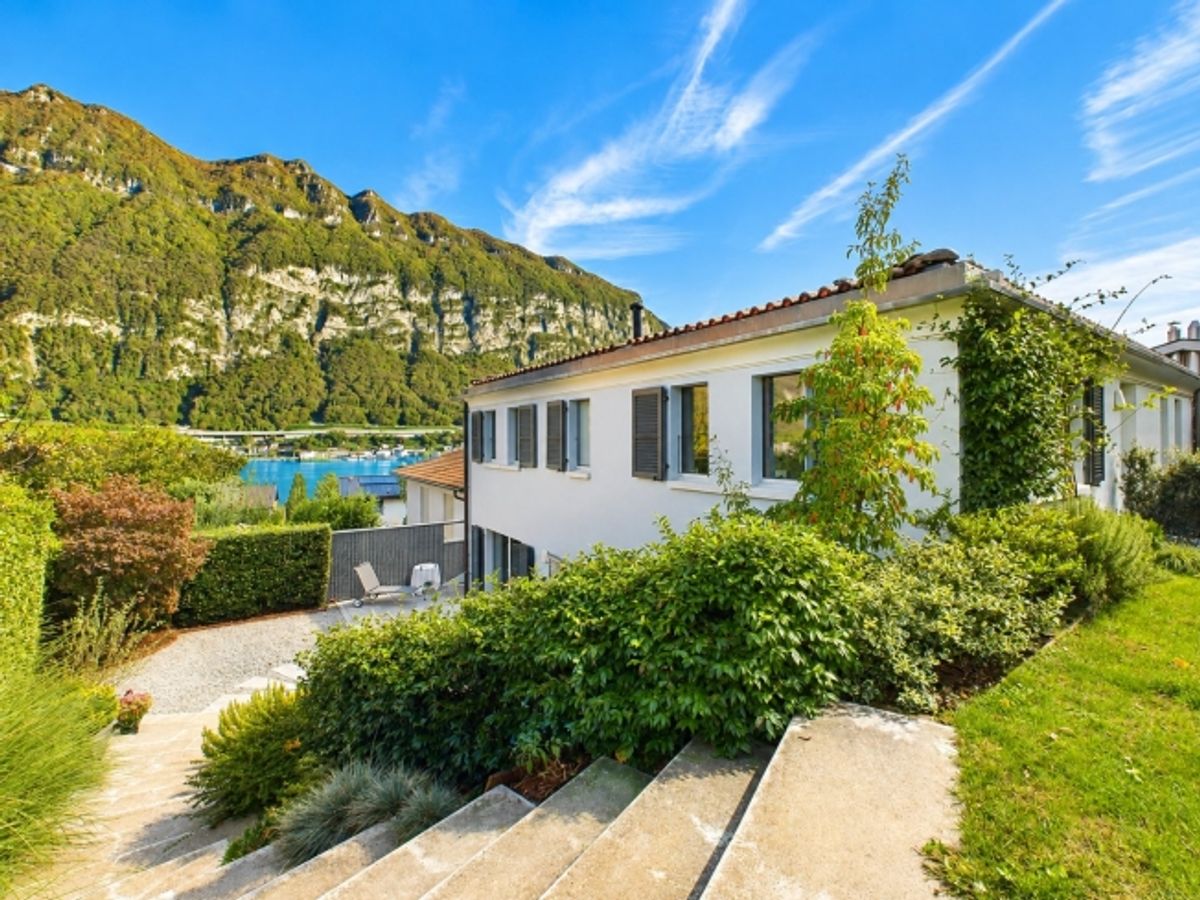 Luminosa villa unifamiliare con 5.5 locali a Riva San Vitale, TI - 0