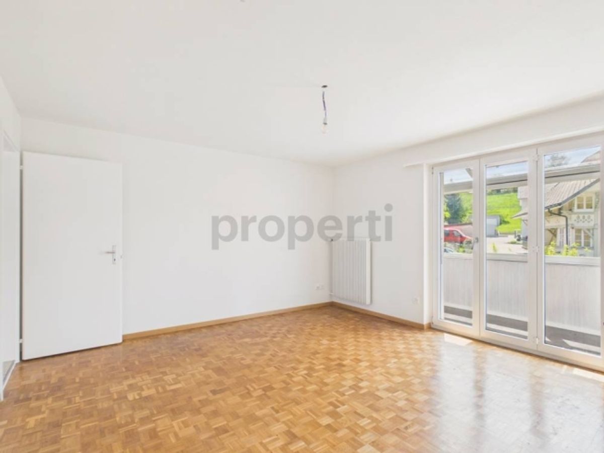 Charmante 3.5 Zimmer Wohnung mit sonnigen Wintergarten - 1