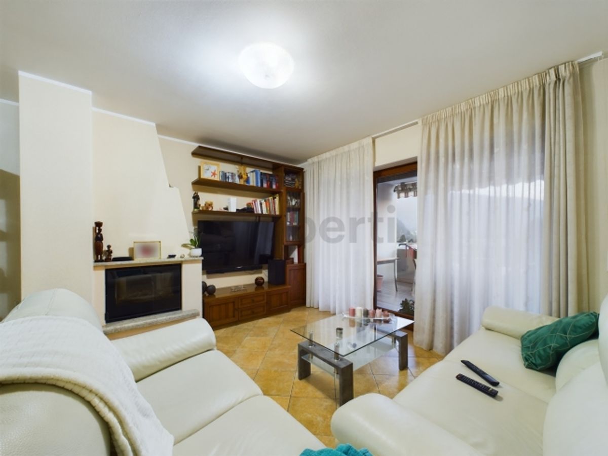 Ampio e luminoso appartamento ristrutturato 4,5 locali  a Caslano - 0