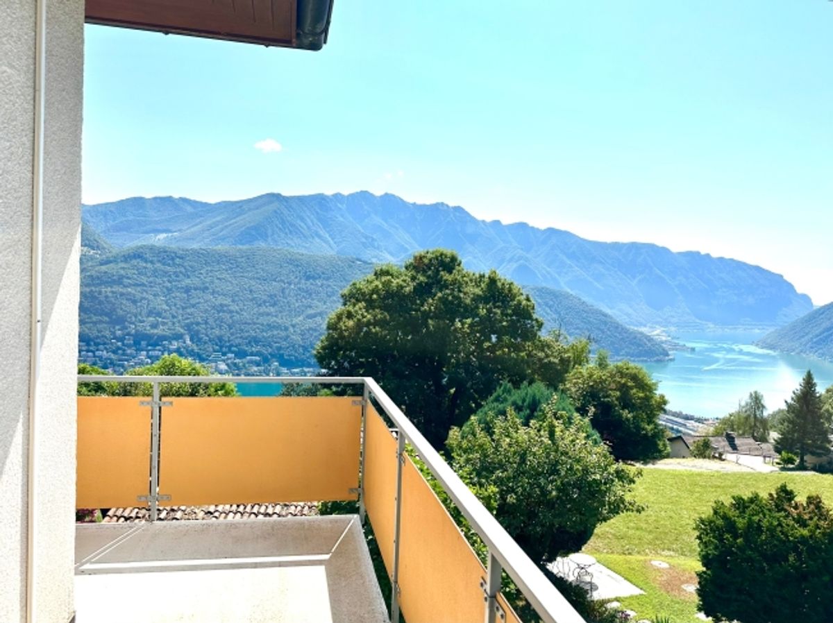 Elegante Attico di 3,5 Locali con Vista sul Lago di Lugano - 0