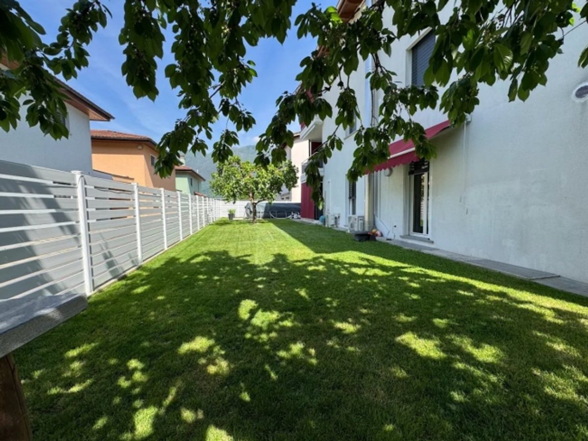 Grande giardino privato, piscina ad uso esclusivo e moderno comfort al pianterreno - 5
