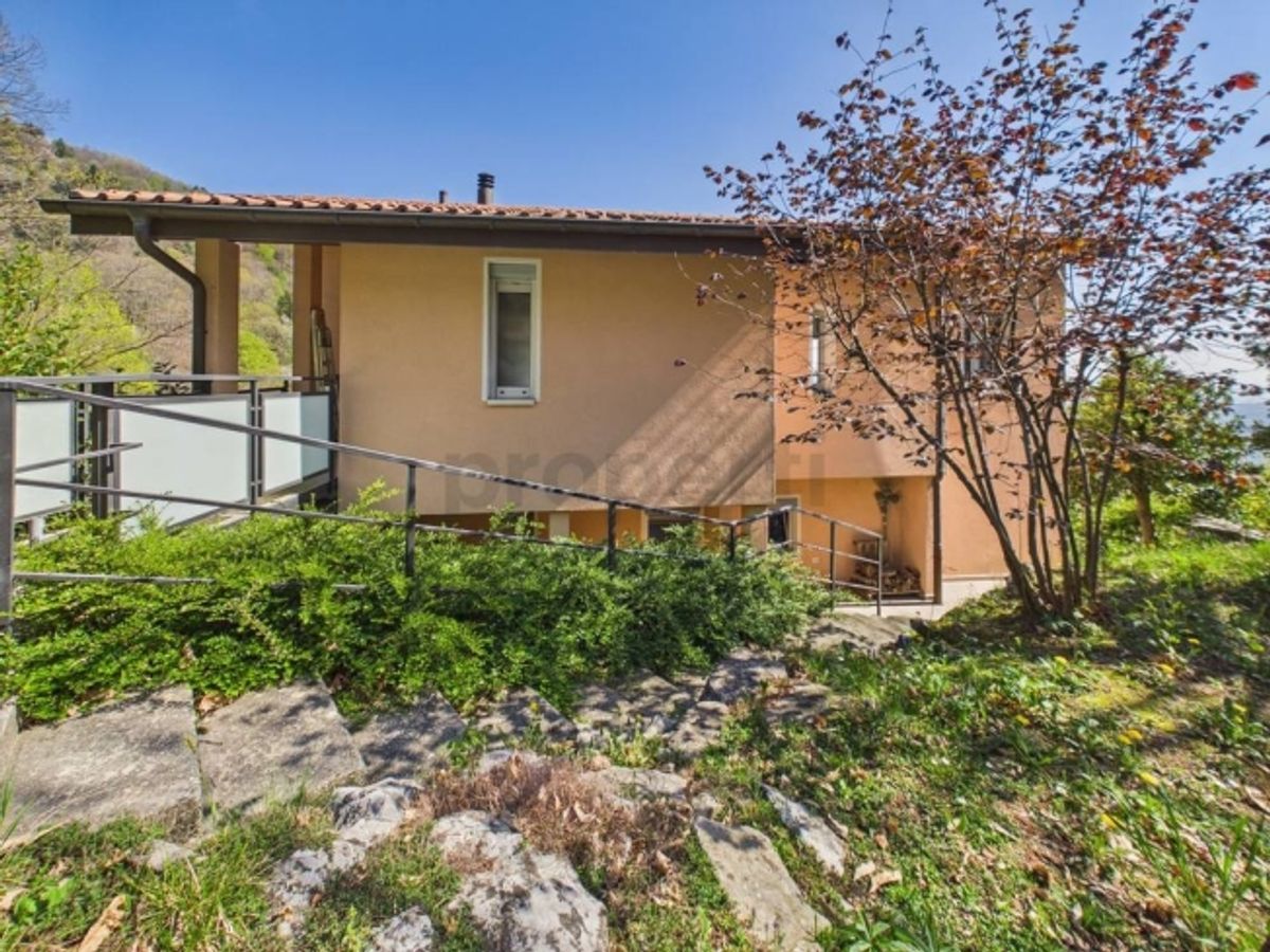 Elegante casa indipendente 6.5 locali con ampio giardino e posto auto, Breggia - 0
