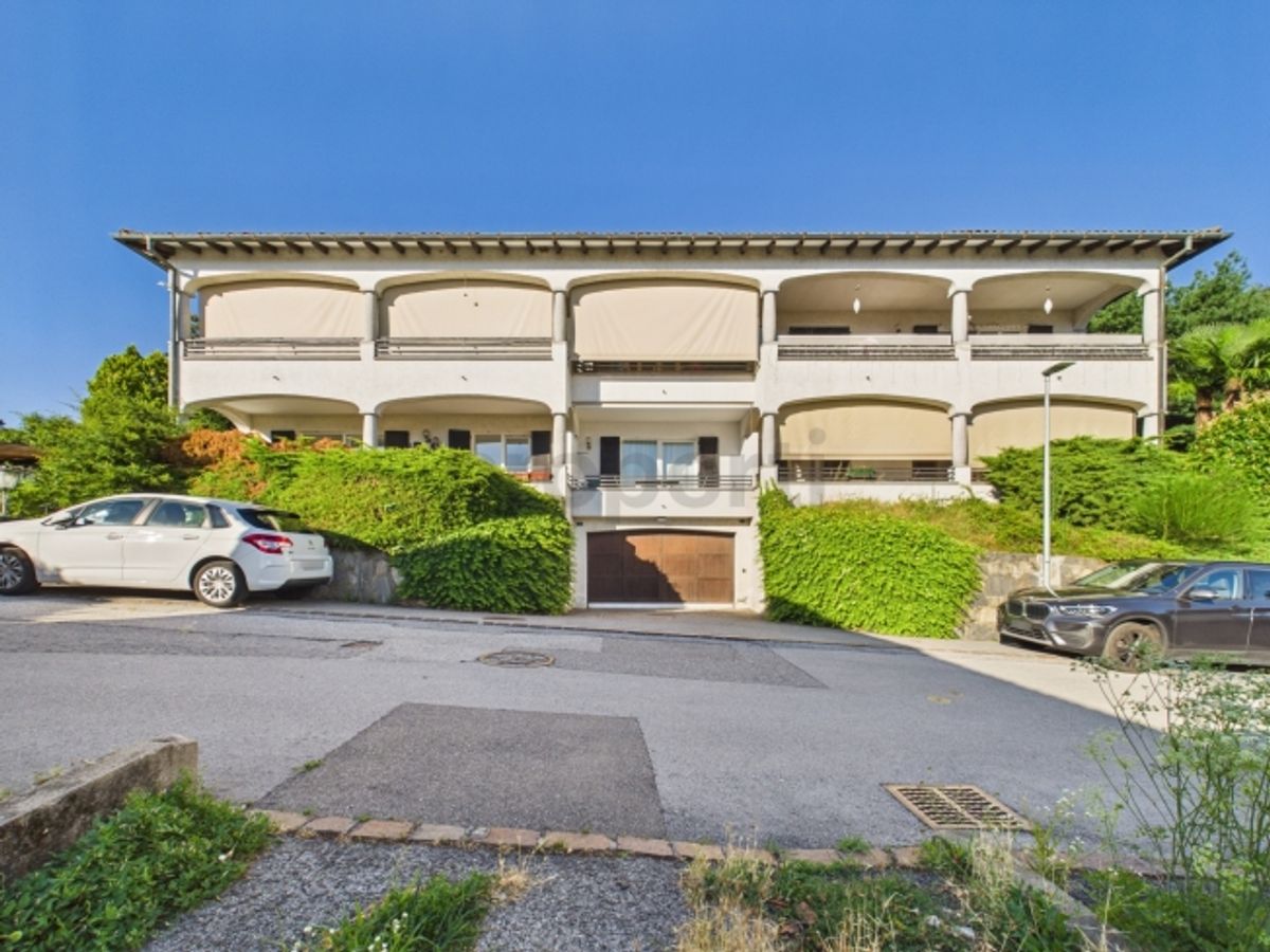 Grande terrazza ad ovest con tramonti spettacolari, piscina condominiale e camino a legna - 0