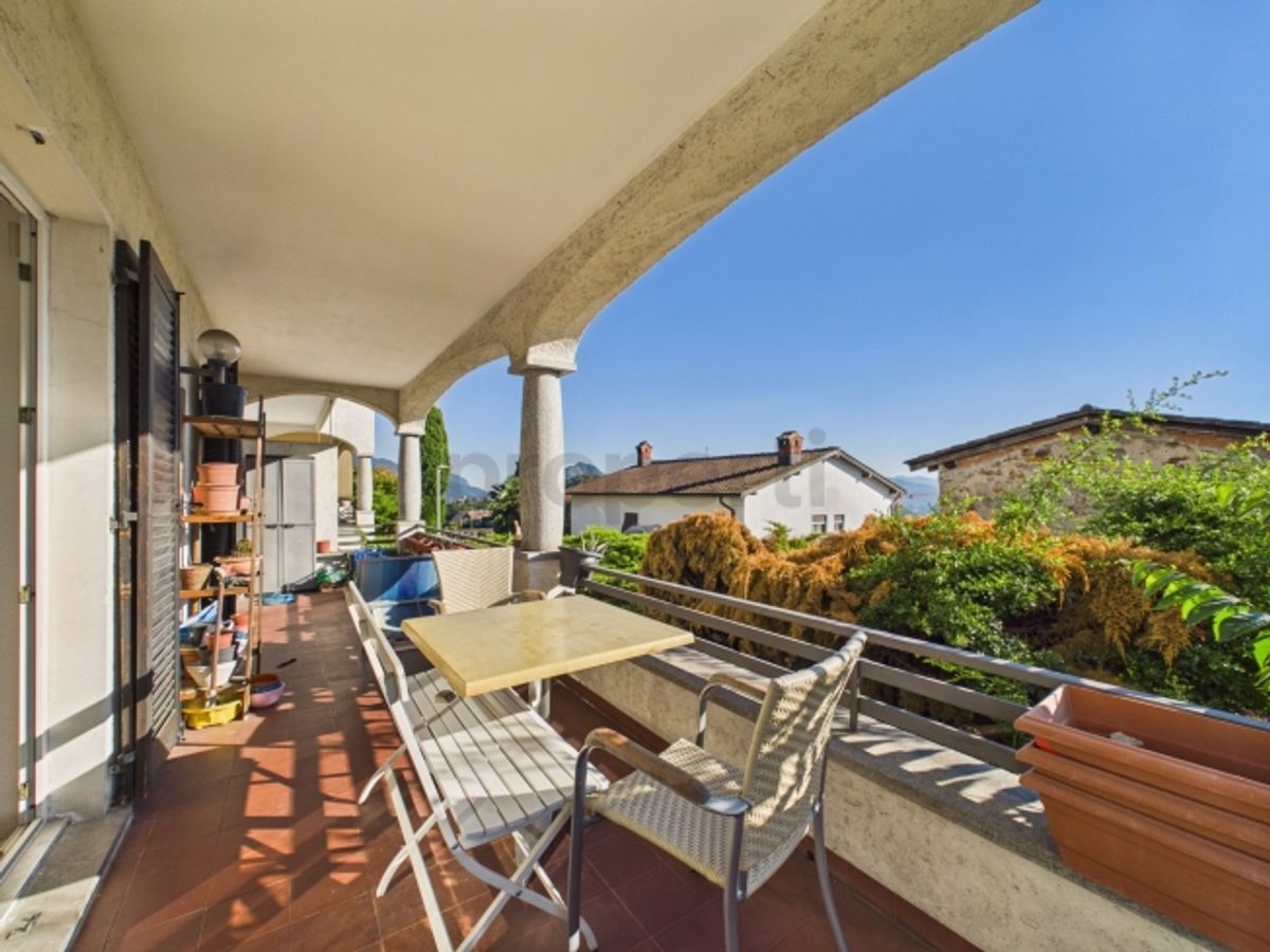 Grande terrazza ad ovest con tramonti spettacolari, piscina condominiale e camino a legna - 4