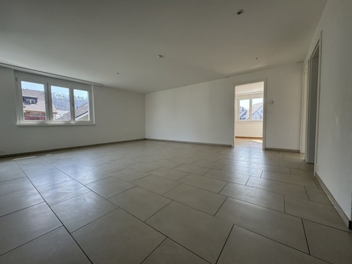 GEMÜTLICHE 4.5 ZIMMER-WOHNUNG IN BUBENDORF - 2