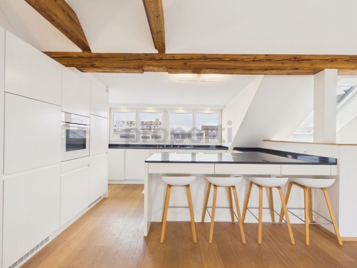 Neu renovierte 6.5-Zimmer-Attikawohnung mit sonnigem Balkon in Basel - 0