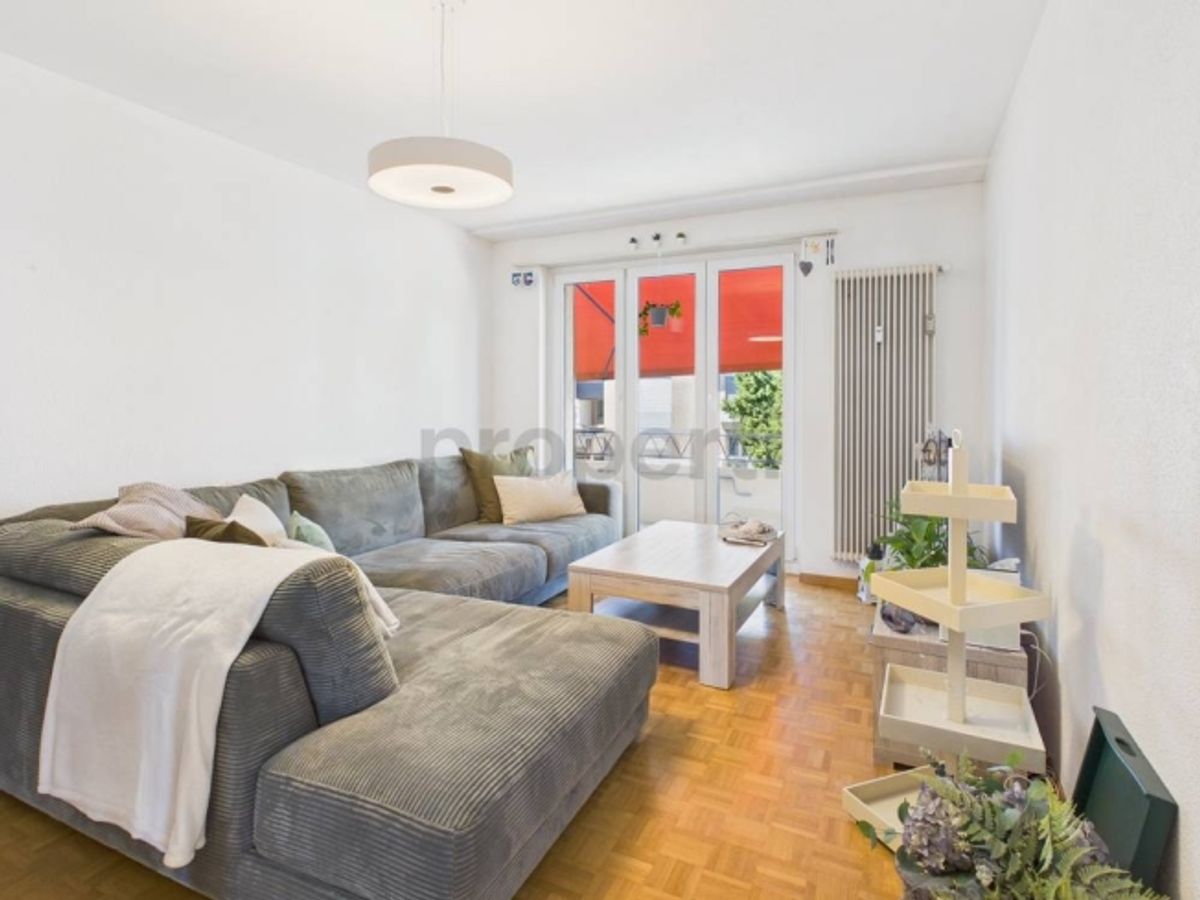 Grosser Balkon, moderne Renovation und Parkplätze verfügbar - 0