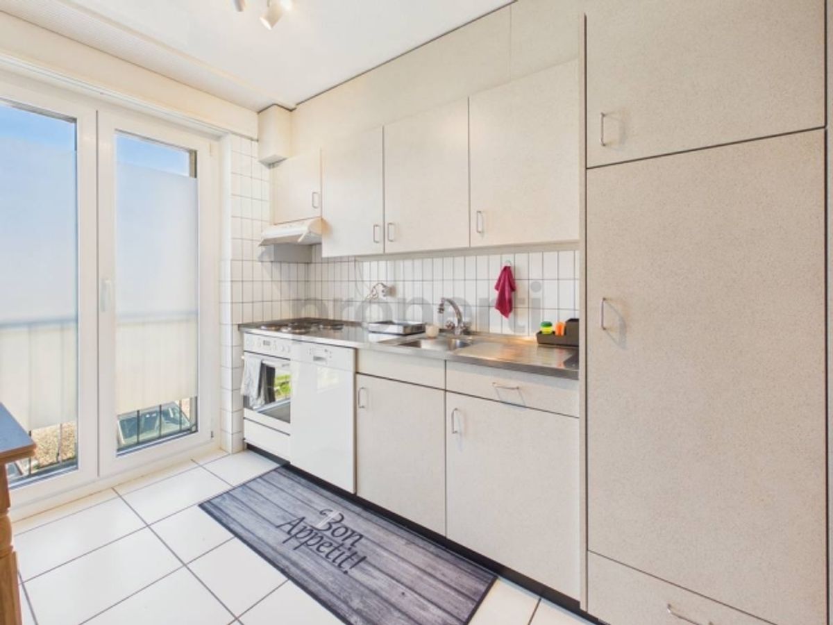 Grosser Balkon, moderne Renovation und Parkplätze verfügbar - 1