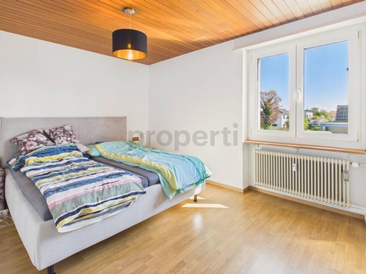 Grosser Balkon, moderne Renovation und Parkplätze verfügbar - 3