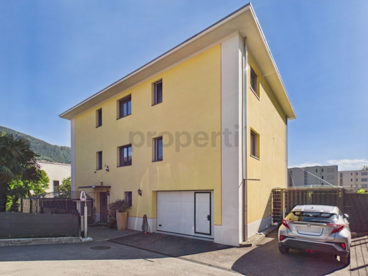 Impianto fotovoltaico con batteria, termopompa e garage doppio con 4 posti auto esterni - 0