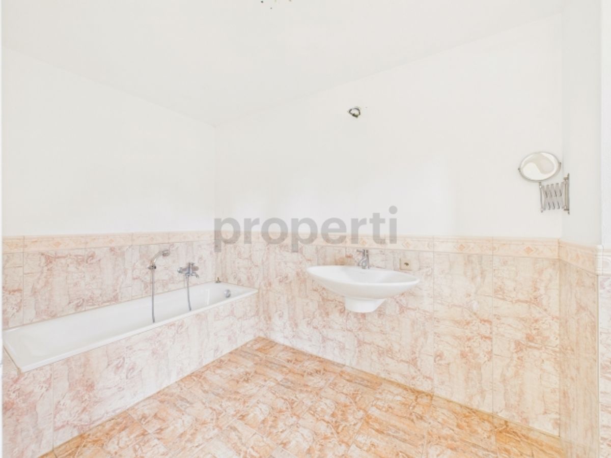 Vendiamo bellissima, generosa casa a Brione sopra Minusio con piscina e giardino. ( No vista Lago) - 9