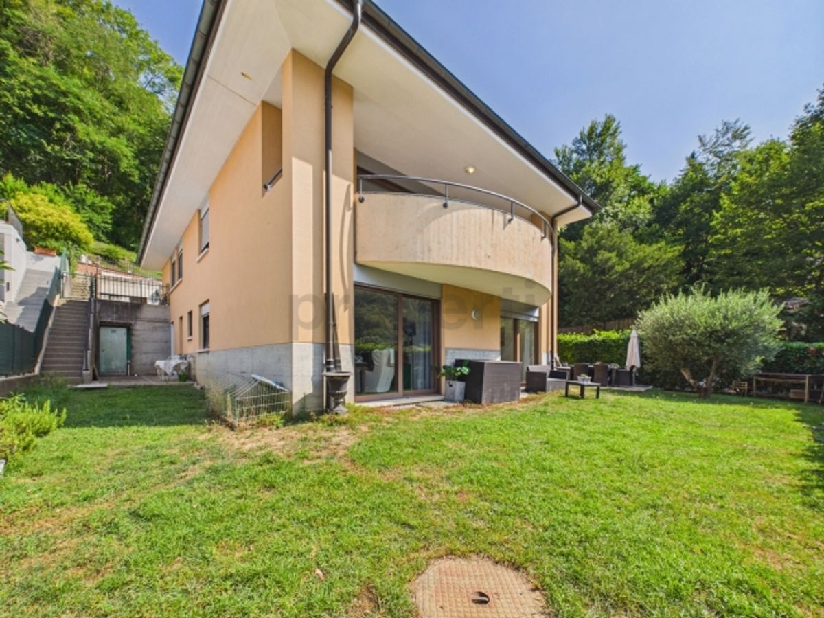 Esclusiva villa con piscina, ampio giardino e accesso a spiaggia privata a Figino - 0
