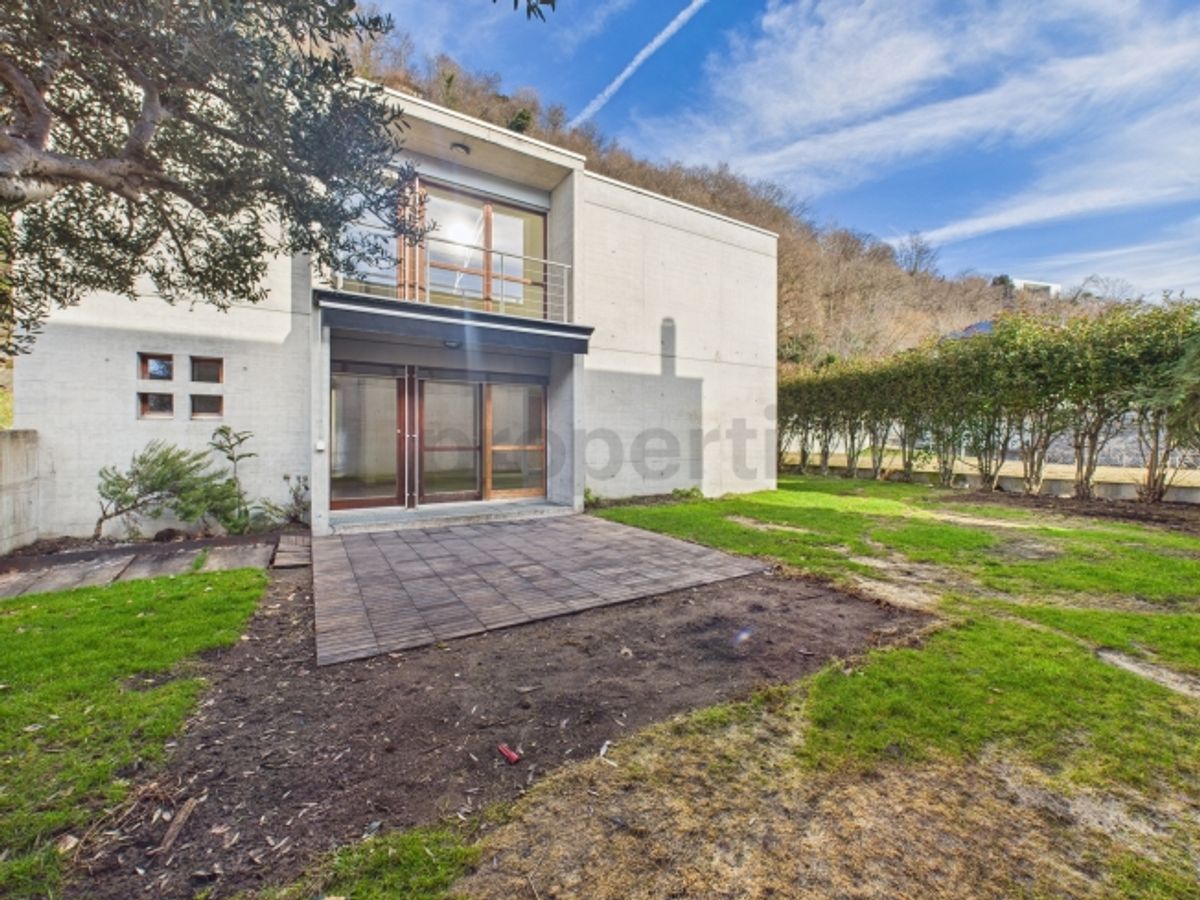 Vendiamo bellissima, generosa casa a Brione sopra Minusio con piscina e giardino. ( No vista Lago) - 10
