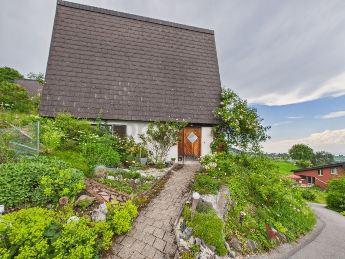 Idyllisches Einfamilienhaus mit sonnigem Garten und Pool in Trogen AR - 0