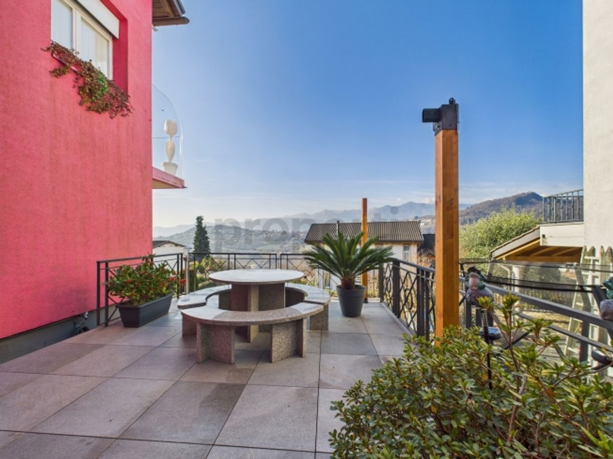 Elegante casa indipendente 6.5 locali con giardino e vista aperta a Davesco-Soragno - 9