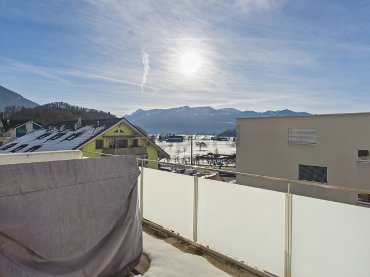Moderne 4.5-Zimmer-Wohnung mit Balkon und schöner Weitsicht, inkl. einem Parkplatz - 0