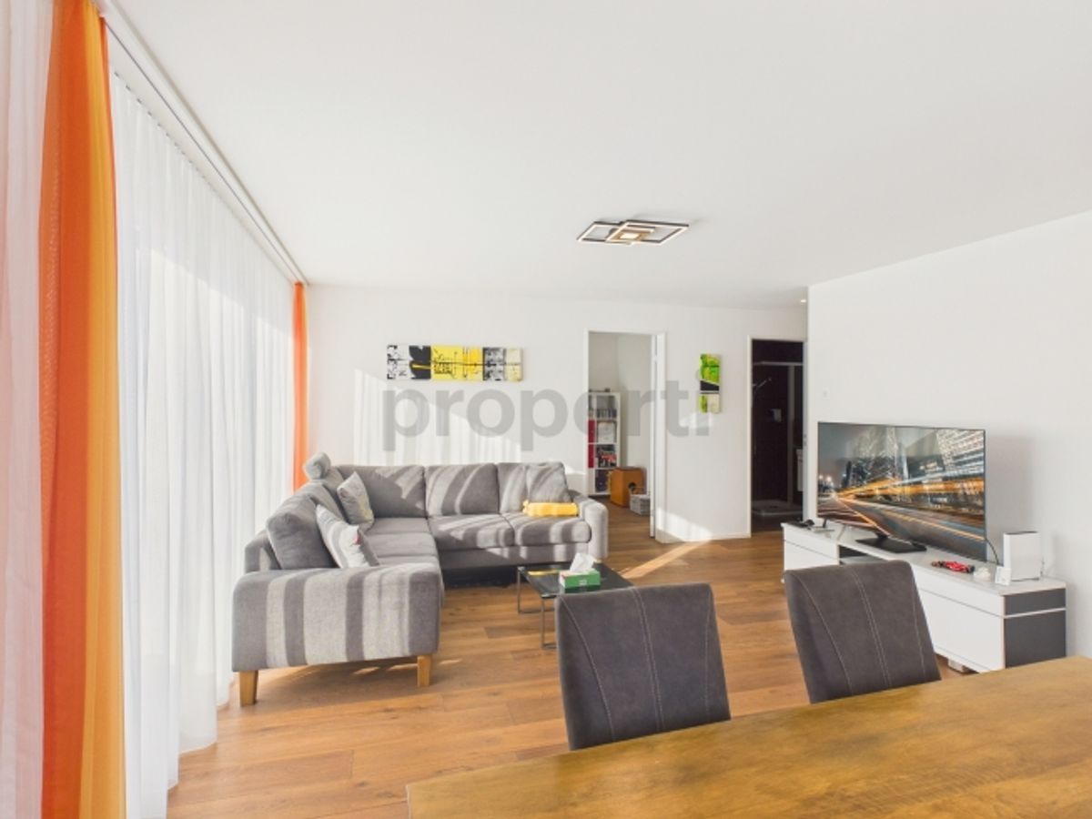 Moderne 4.5-Zimmer-Wohnung mit Balkon und schöner Weitsicht, inkl. einem Parkplatz - 1