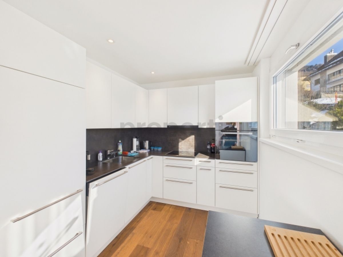 Moderne 4.5-Zimmer-Wohnung mit Balkon und schöner Weitsicht, inkl. einem Parkplatz - 4
