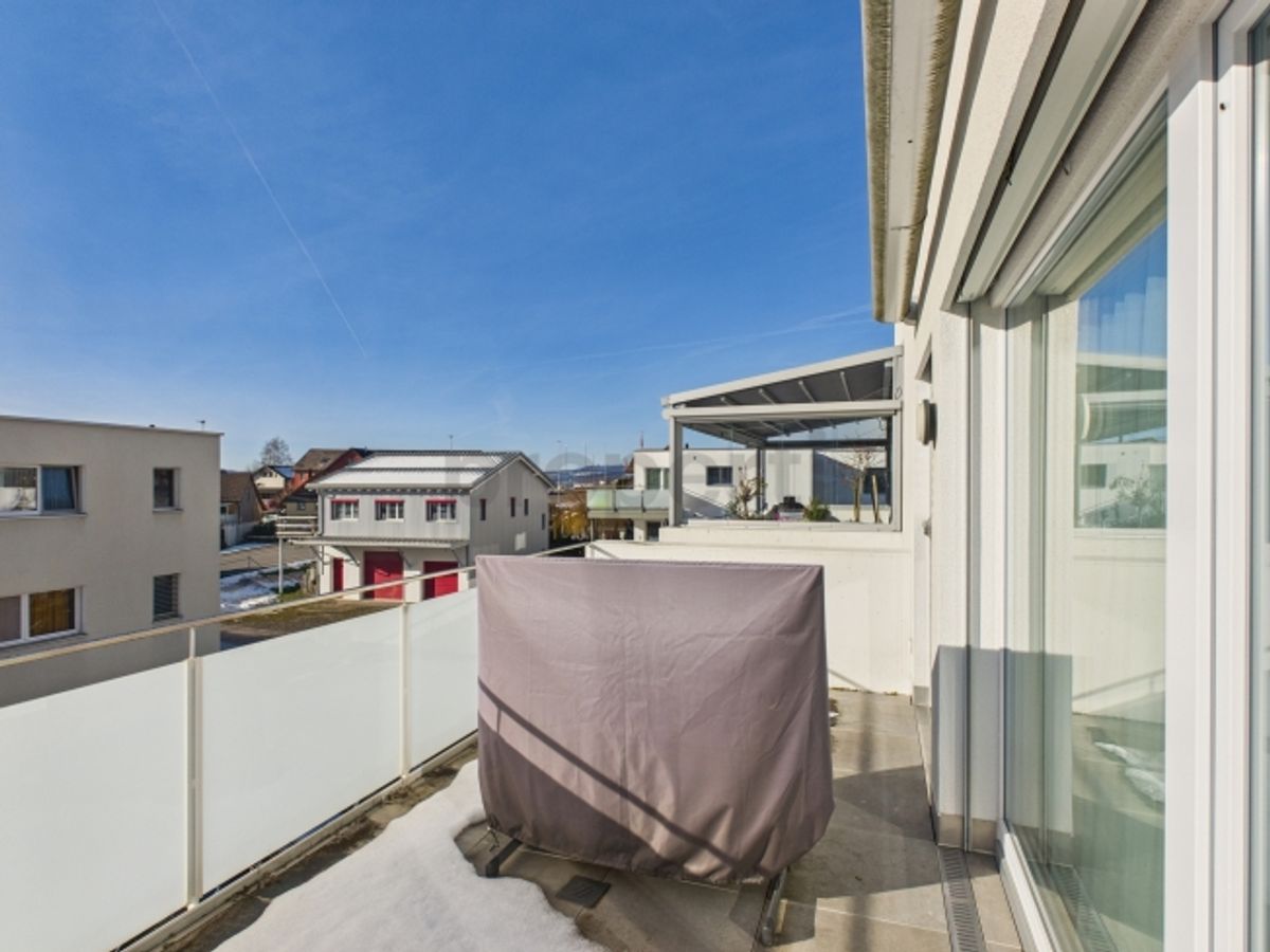 Moderne 4.5-Zimmer-Wohnung mit Balkon und schöner Weitsicht, inkl. einem Parkplatz - 10