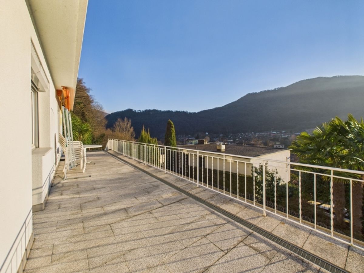 Spaziosa villa 5.5 locali con ampio giardino e vista aperta a Caslano - 1