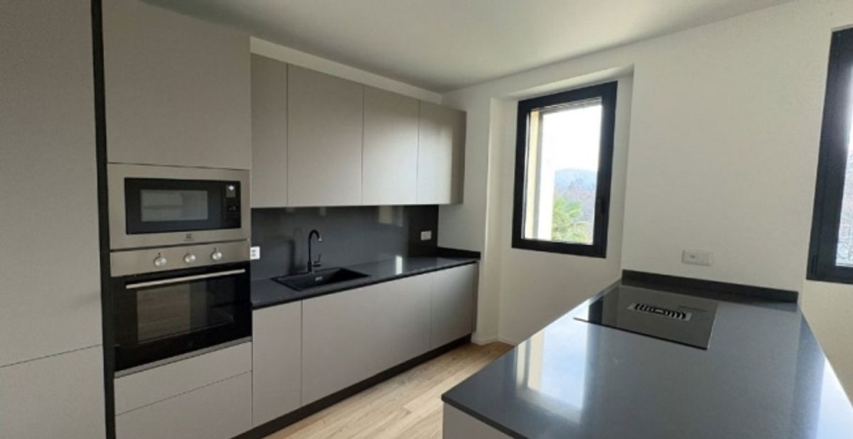 Moderno Appartamento di 3.5 Locali al 1° Piano con Vista Lago a Pura  Comfort in Posizione Tranquilla - 2