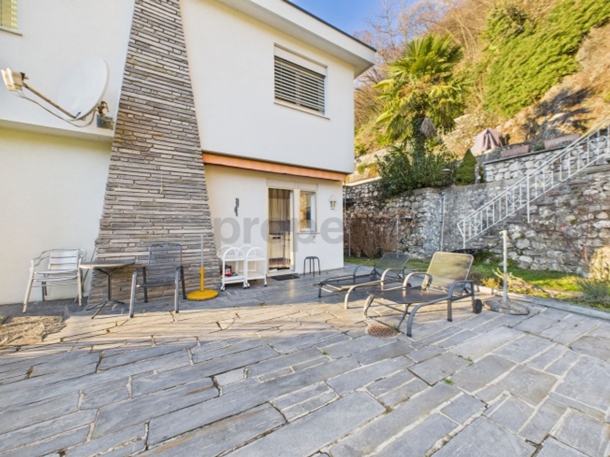 Spaziosa villa 5.5 locali con ampio giardino e vista aperta a Caslano - 9