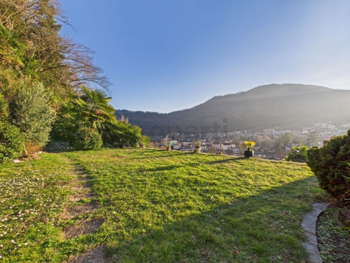 Spaziosa villa 5.5 locali con ampio giardino e vista aperta a Caslano - 10