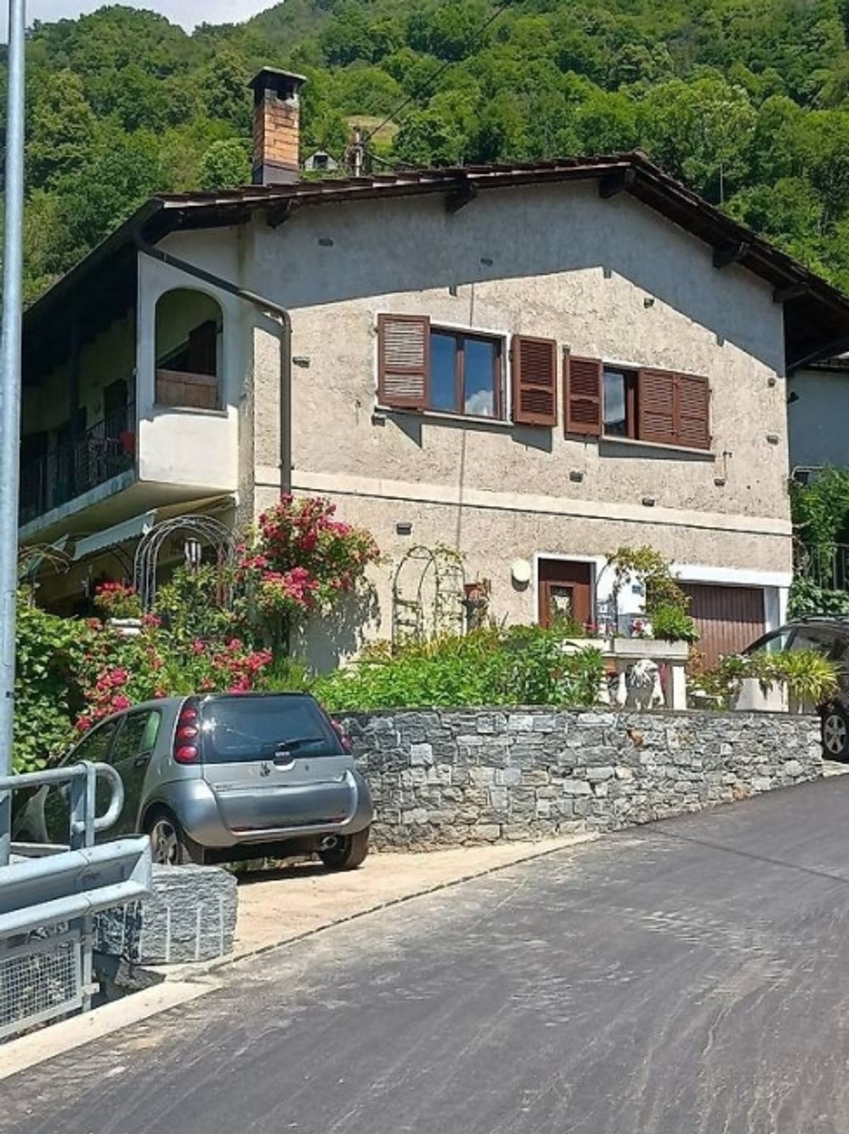 Casa bifamiliare con vista panoramica in zona residenziale di Cugnasco - 0