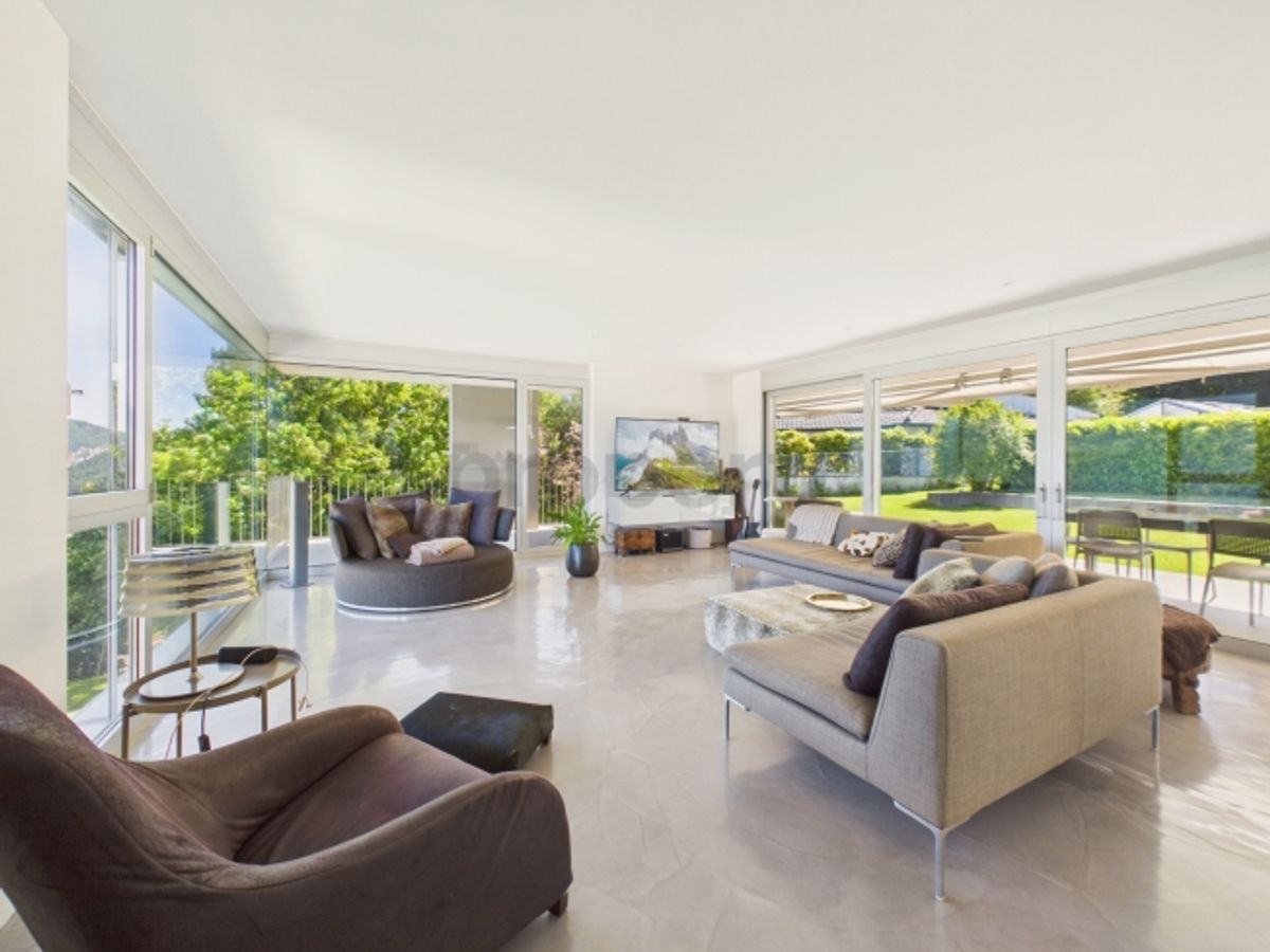 Elegante villa moderna con giardino e vista panoramica sul lago a Carona. - 1
