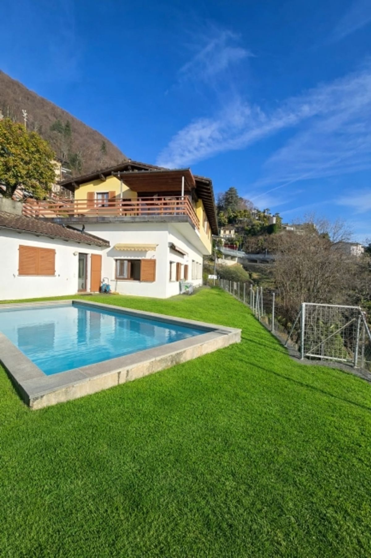 Brissago  Bifamiliare con vista lago, piscina e grande potenziale di sviluppo - 0