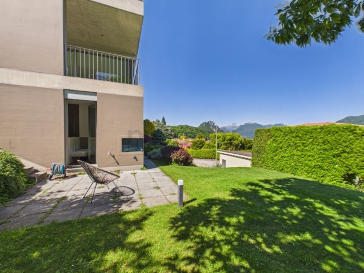 Elegante villa moderna con giardino e vista panoramica sul lago a Carona. - 11